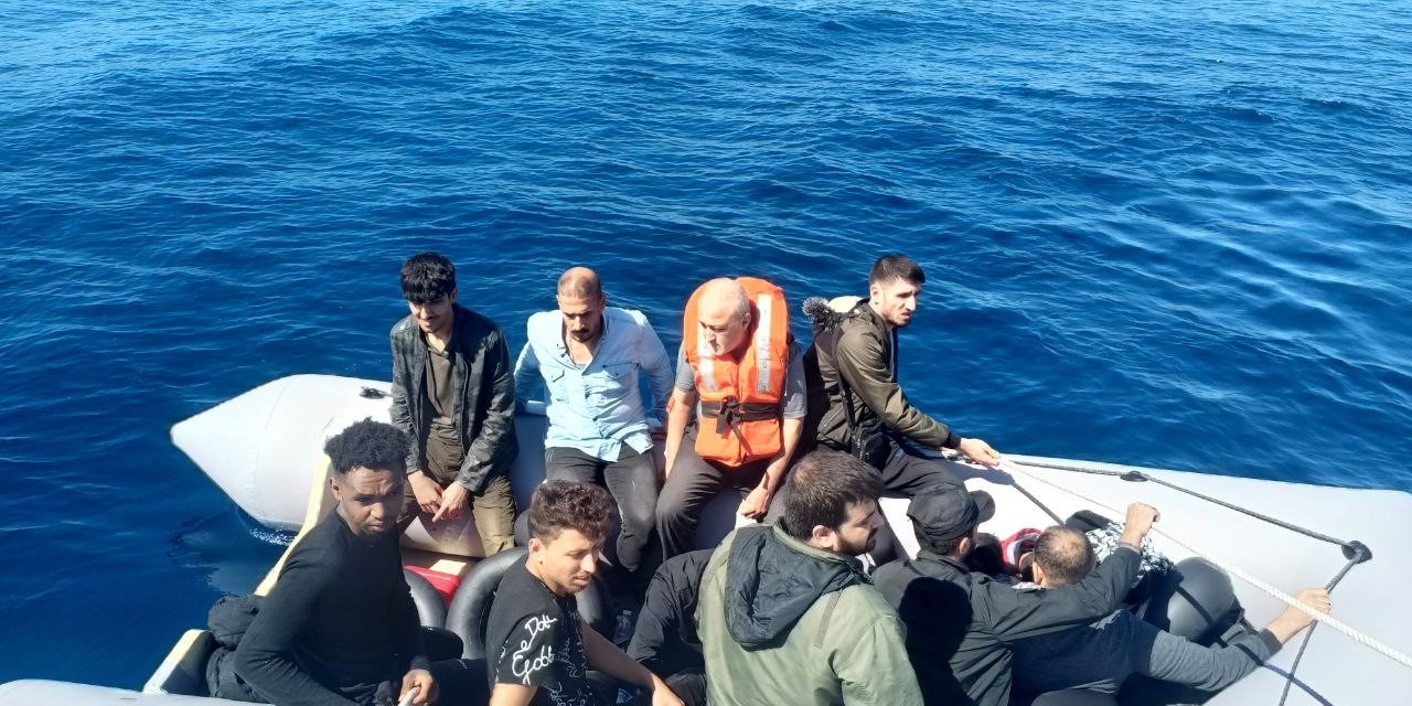 Balıkesir açıklarında 13 düzensiz göçmen kurtarıldı