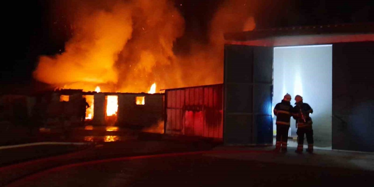 Saman deposunda alev alev yandı