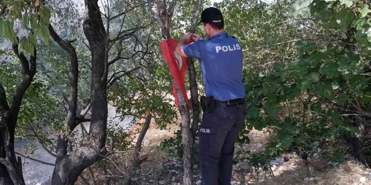 Polis yangında Türk bayrağını alevlere teslim etmedi