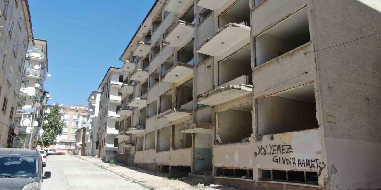 Yıkımı yapılmayan ve çevresinde önlem alınmayan ağır hasarlı binalar tehlike saçıyor