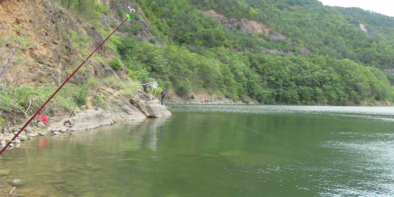 Baraj gölünde balık kafesleri yırtıldı, oltasını alan koştu