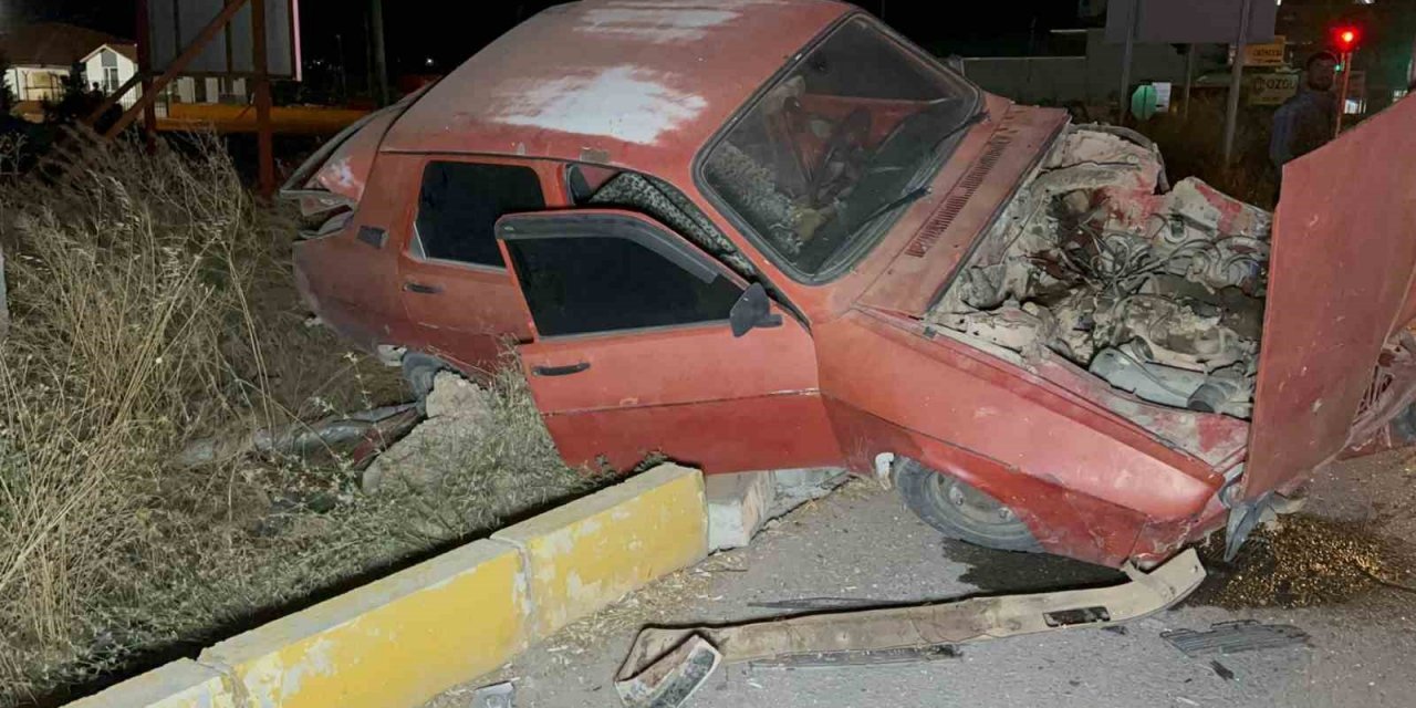 Hurdaya dönen otomobilin sürücü kazayı hafif sıyrıklarla atlattı