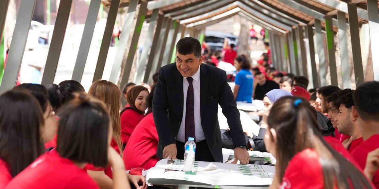 Fadıloğlu, gençlerle buluştu