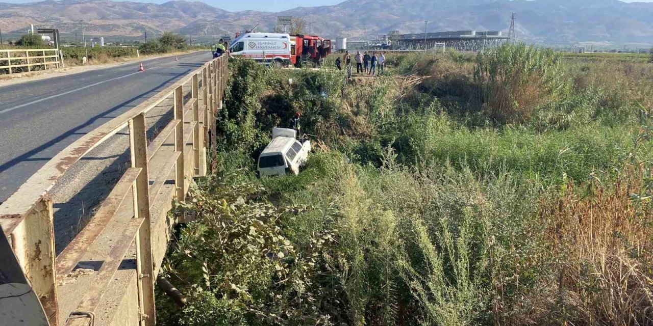 Manisa’da minibüs dereye uçtu: 1 ağır yaralı