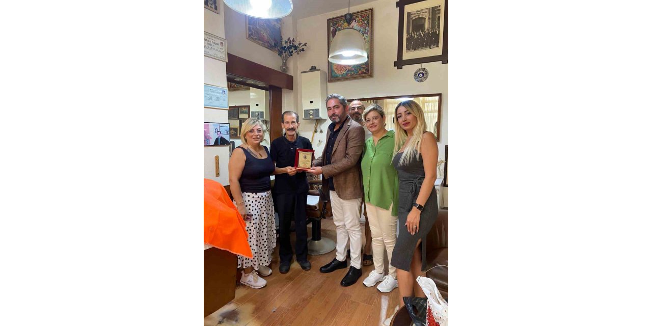 Söke’de usta berber Casim Çetinkaya’ya yılın ahisi onuru