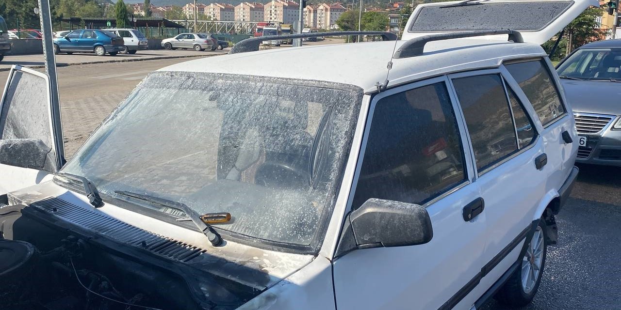 Alev alan otomobile yoldan geçen arazöz müdahale etti