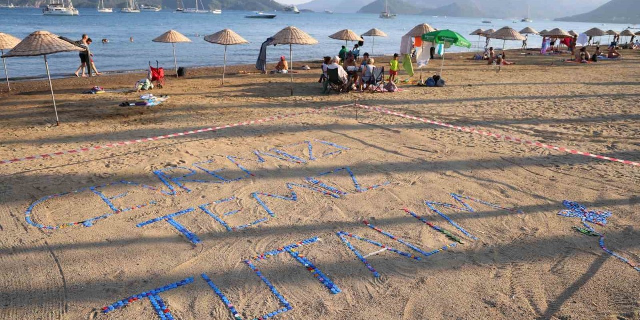 Marmaris’te plastik kapaklarla çevre mesajı verildi