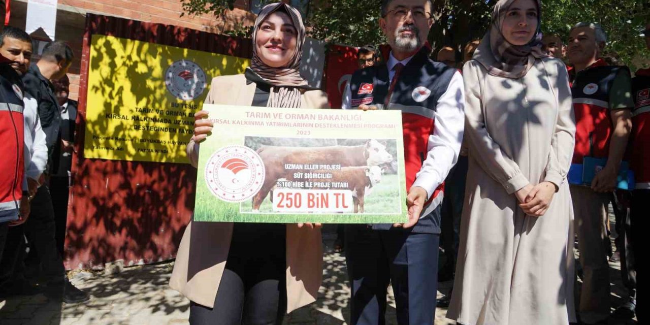 Bakan Yumaklı, devlet desteği ile kendi büyükbaş hayvan tesisini kuran genç girişimciyi ziyaret etti