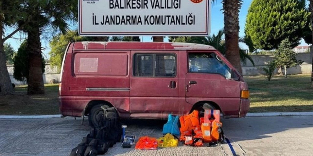 Ayvalık’ta 3 organizatör ve 58 düzensiz göçmen yakalandı