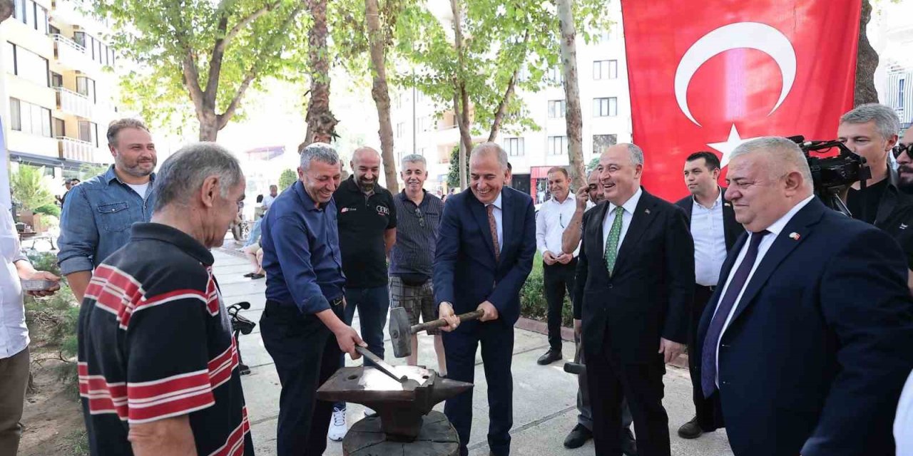 Vali Coşkun ve Başkan Zolan birlikte demir dövdü