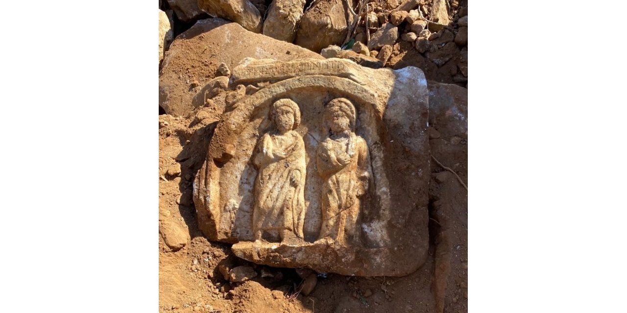 Temel kazısında tarihi mezar steli ve kalıntılar bulundu