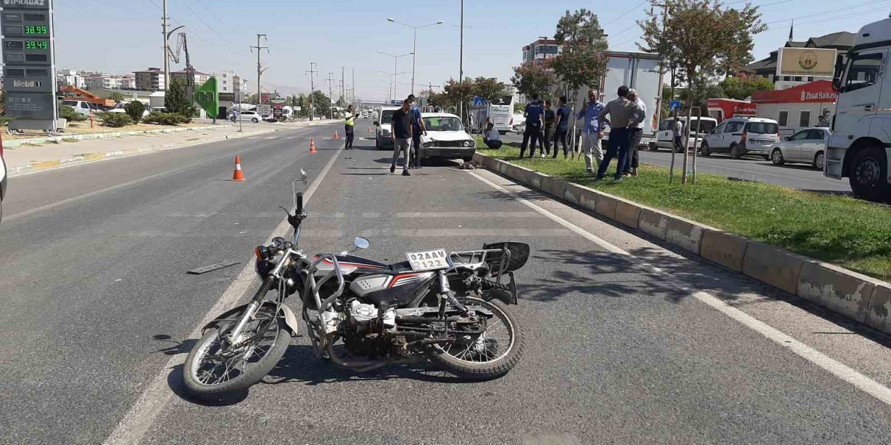 Otomobil motosikletle çarpıştı