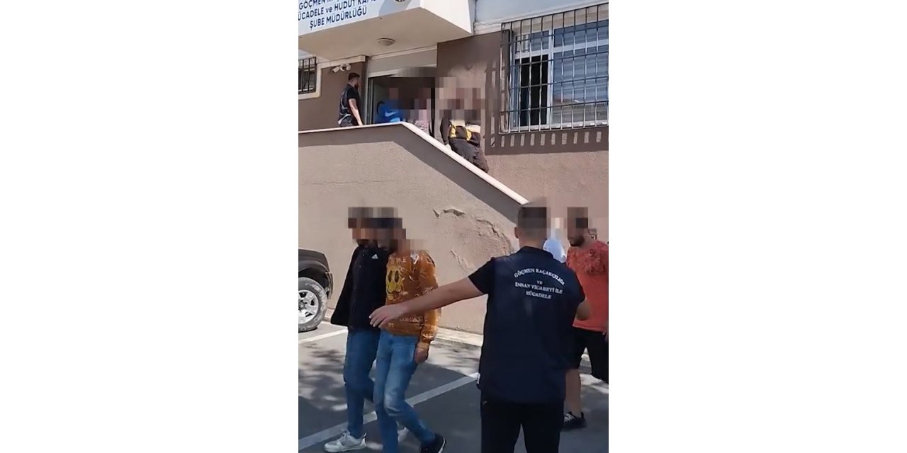 Şüphe üzerine durdurulan araçlardan 22 düzensiz göçmen yakalandı