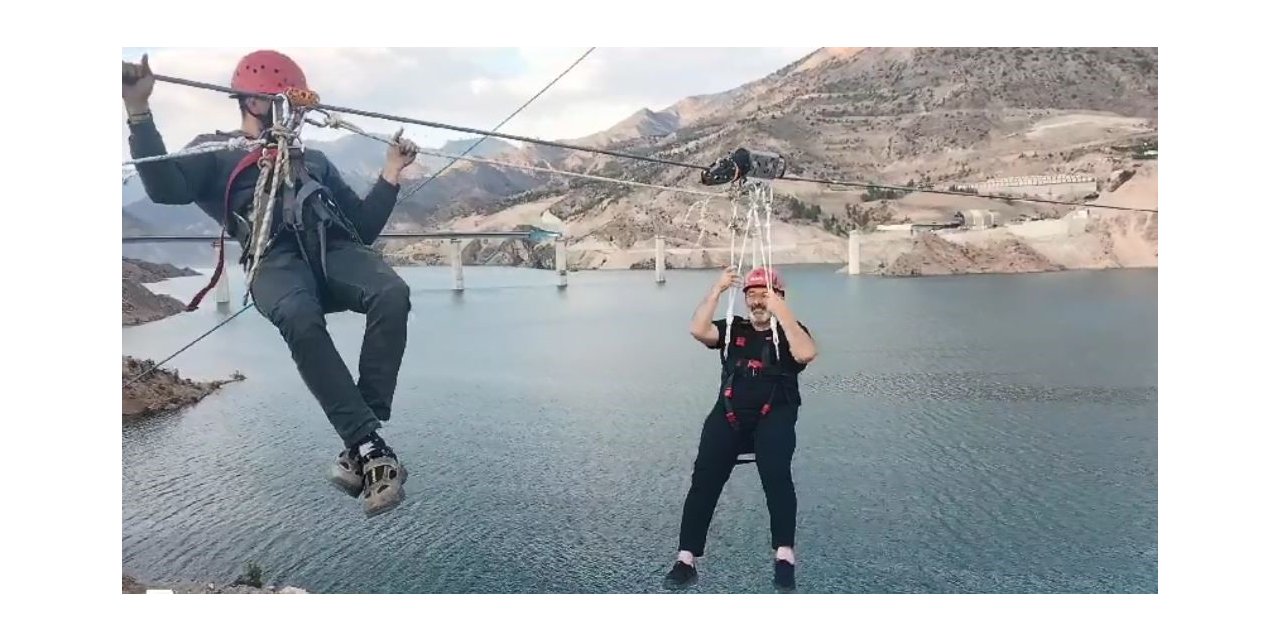 Belediye Başkanı zipline ile deneme geçişi yaparken baraj gölü üzerinde kaldı