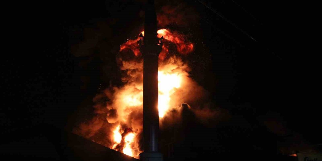 Kauçuk fabrikasında çıkan yangın geceyi aydınlattı