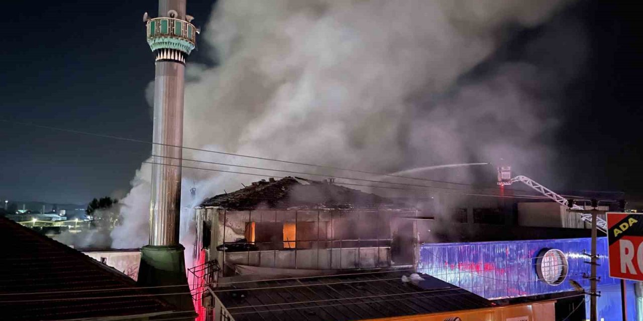 Geceyi aydınlatan yangın, 4 saat sonra kontrol altına alındı
