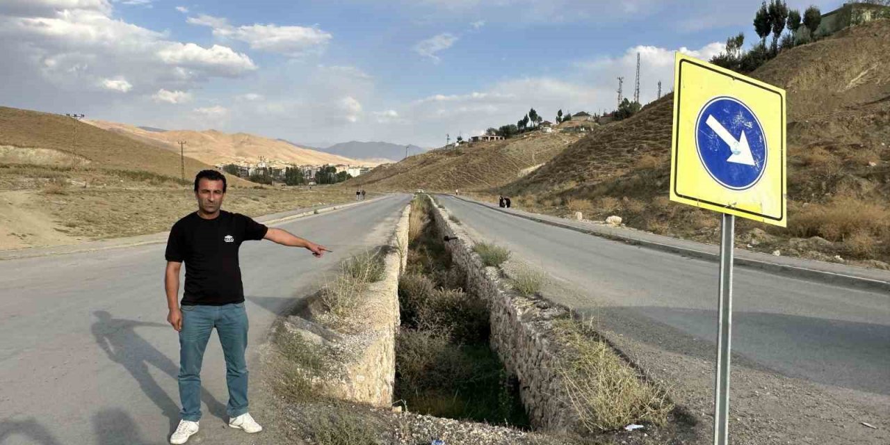 Yolun ortasında korkuluksuz kanal tehlike saçıyor