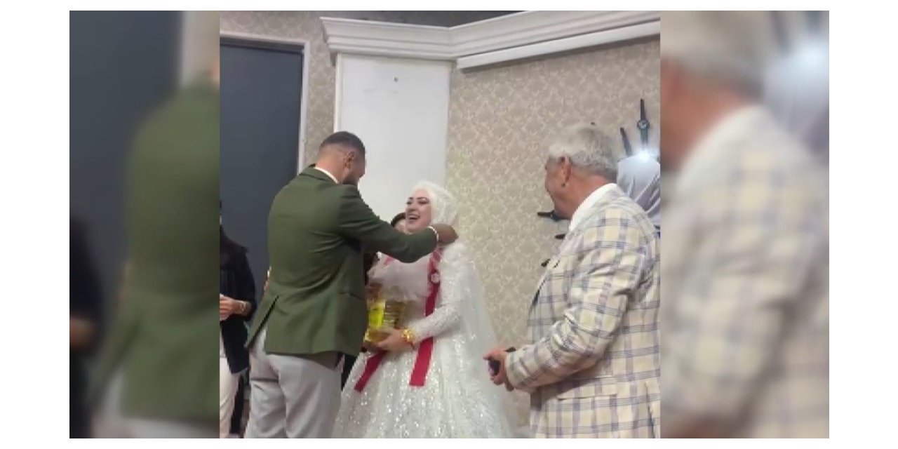 Düğünde geline altın yerine 5 litrelik Ayçiçek yağı takıldı