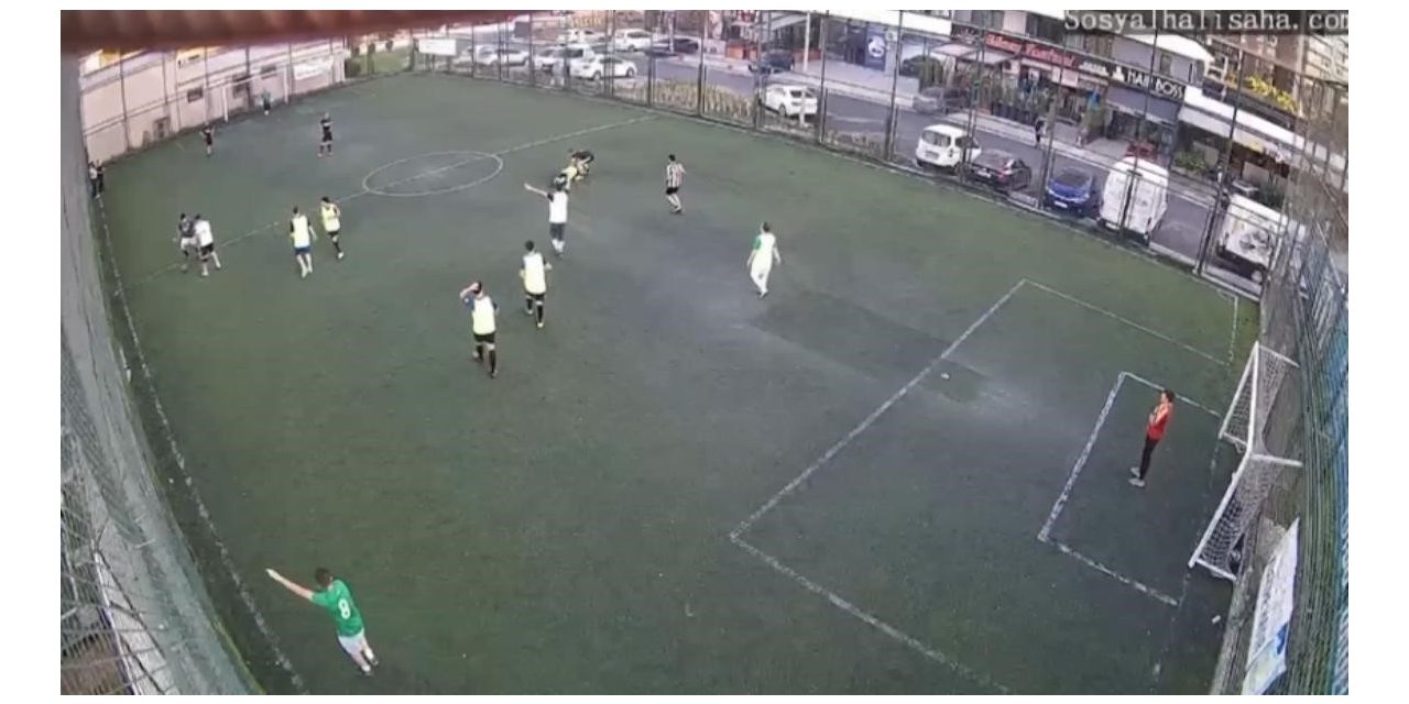 Halı sahada kalp krizi geçirdi...O anlar kamerada