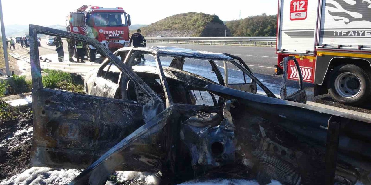 Bariyerin içinden geçen otomobil alev aldı: Ölümden döndüler