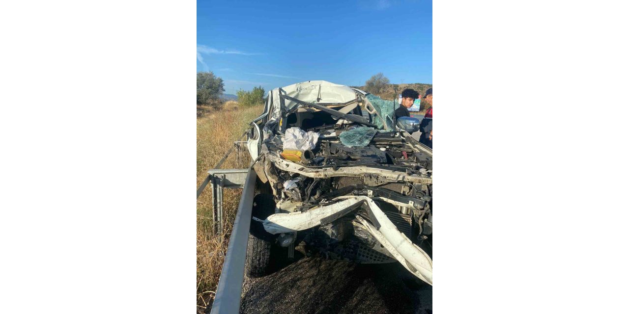 Kastamonu’da yoldan çıkan pikap bariyerlere çarparak durabildi. 1 yaralı