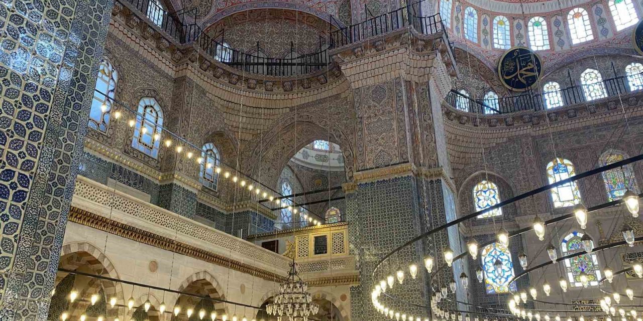 Eminönü Yeni Camii’ndeki Kabe tasvirli tarihi çini pano demirlerin arkasına gizlendi