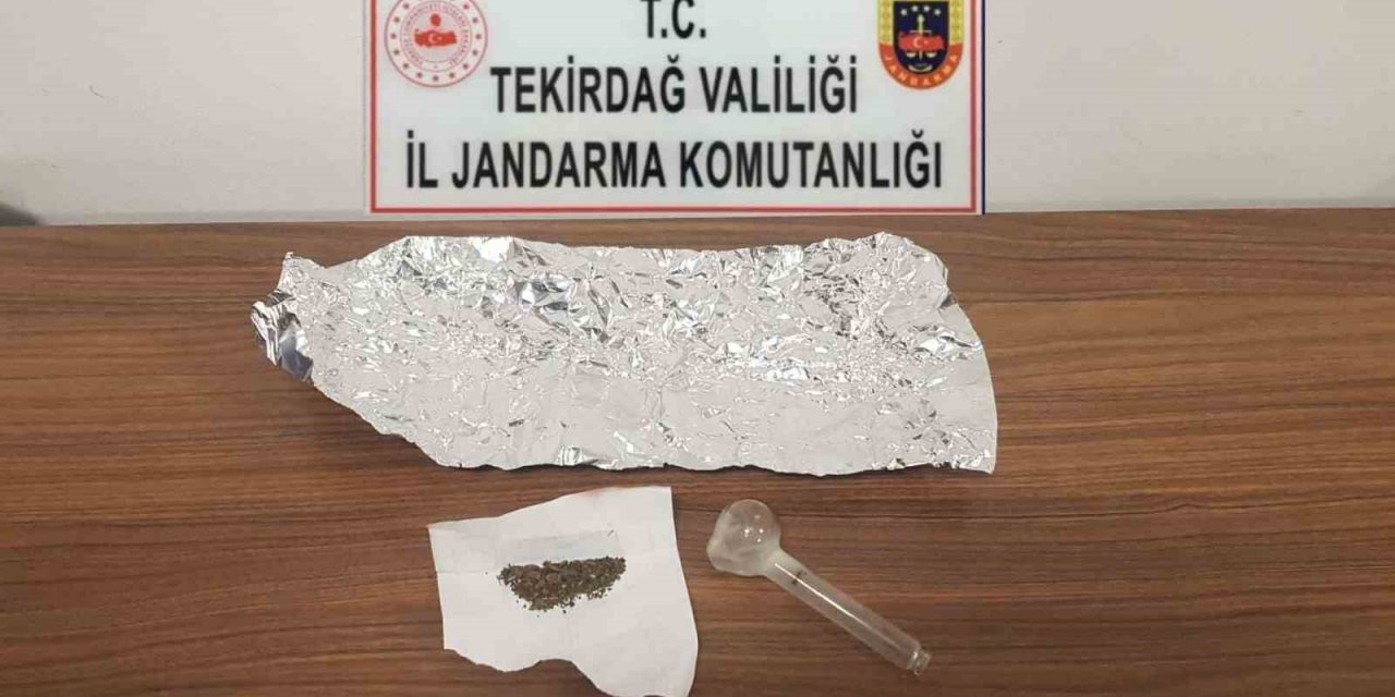 Şüpheli araçtan tabanca ve uyuşturucu çıktı