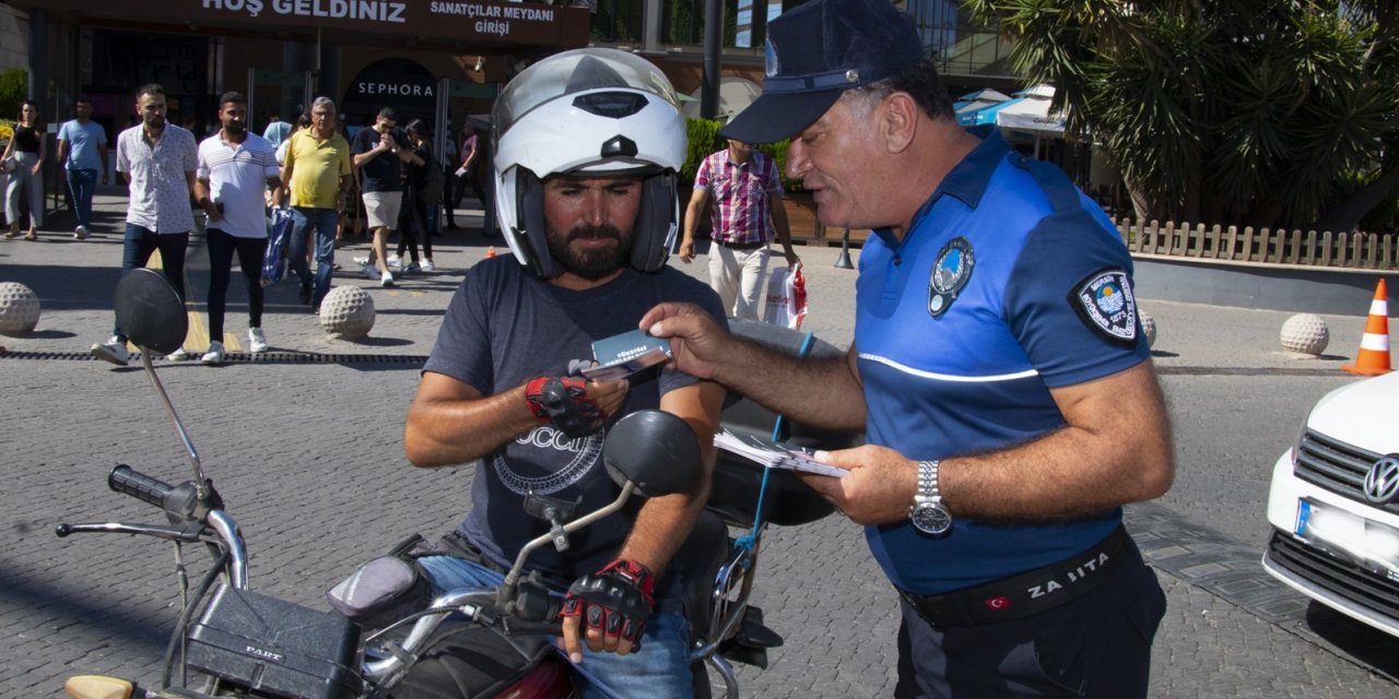 Mersin Büyükşehir Belediyesi ekipleri kent genelinde ‘Tüketici Hakları Rehberi’ dağıttı