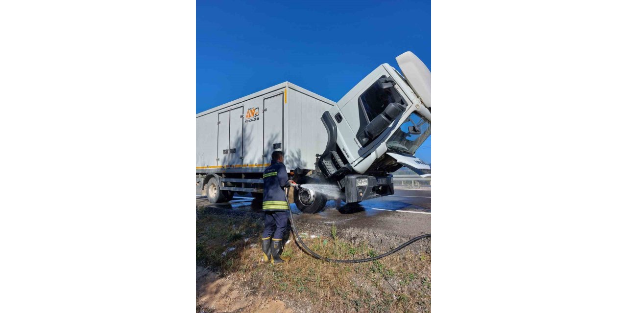 Patlayıcı yüklü kamyonun motor kısmı alev aldı, faciadan dönüldü