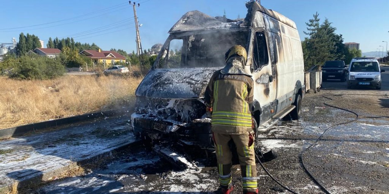Kahramankazan’da park halindeki araç yangını korkuttu
