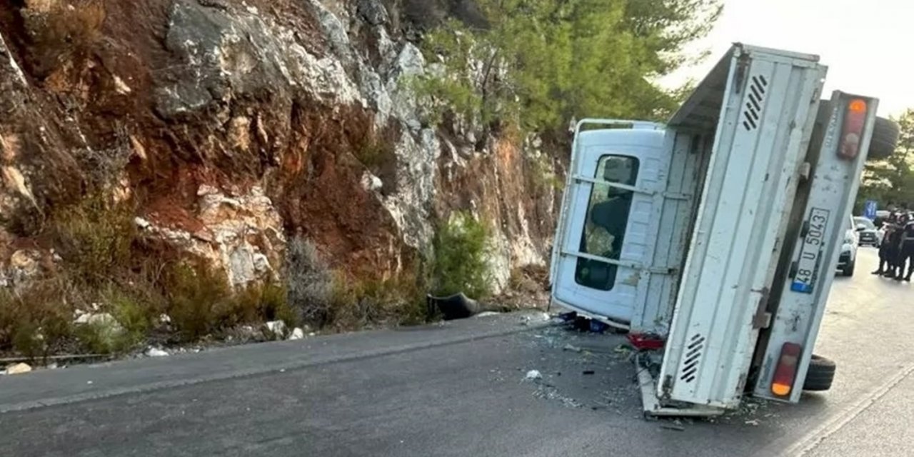 Kontrolden çıkan kamyonet yan yattı: 1 yaralı
