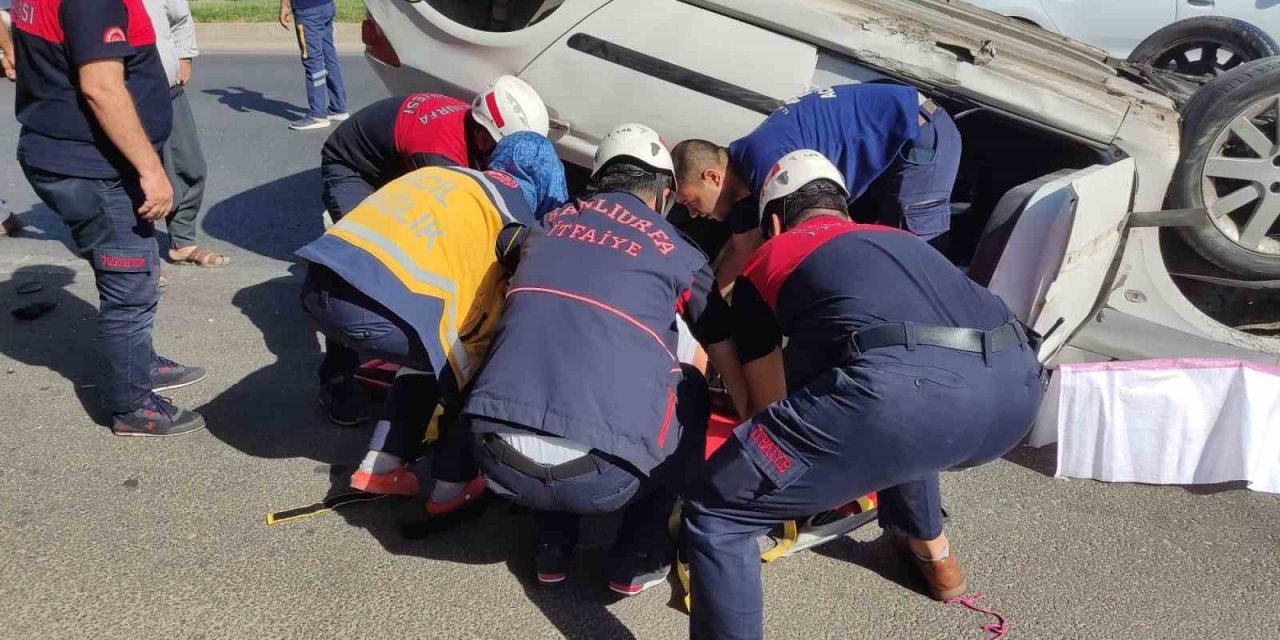 Devrilen otomobilin sürücüsü yaralandı