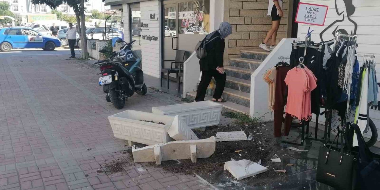 Önce otomobile sonra kaldırımdaki çiçekliklere çarptı: 1 yaralı