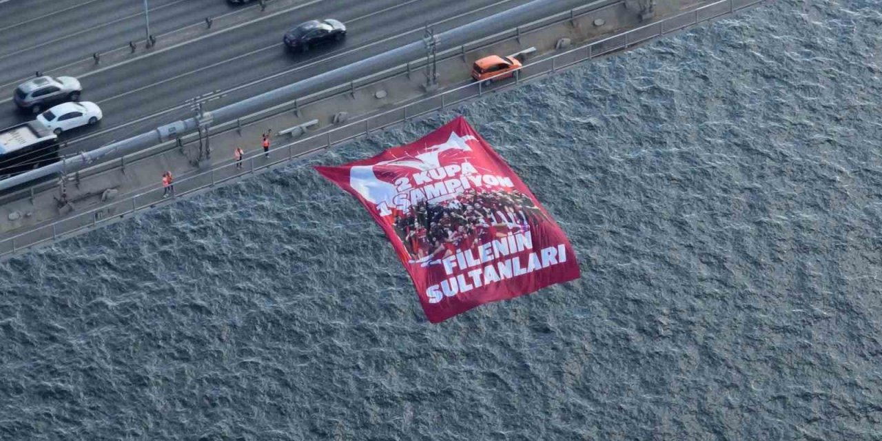 Filenin Sultanları’nın bayrağı, Boğaz’daki köprülere asıldı