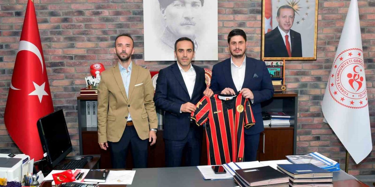 Eskişehirspor yöneticileri Eskişehir Gençlik ve Spor Müdürü Osman Ercan’ı ziyaret etti