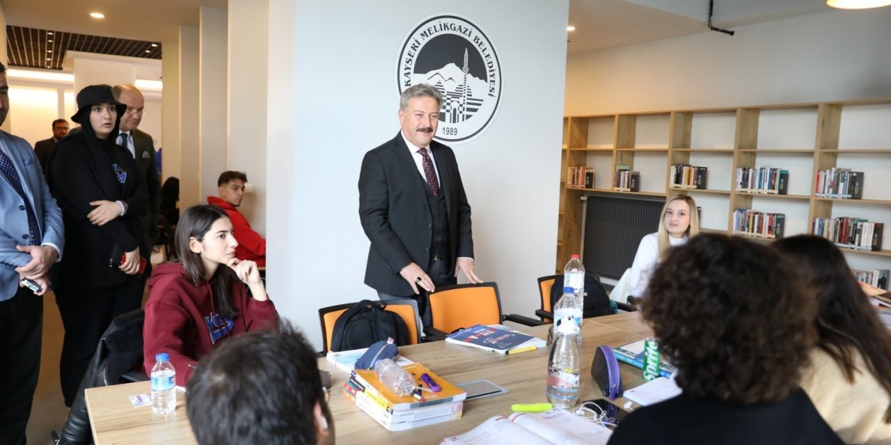 Melikgazi’de gençlerin bilgi yolculuğundaki rehberi: Akıl küpü kütüphaneleri