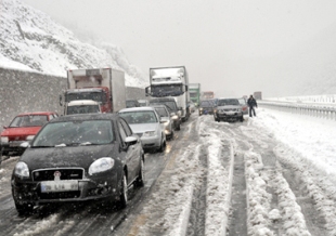 Ankara-Konya yolu ulaşıma kapandı