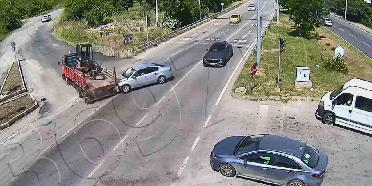 Kırmızıda geçti, kazaya neden oldu, ardına bakmadan kaçtı