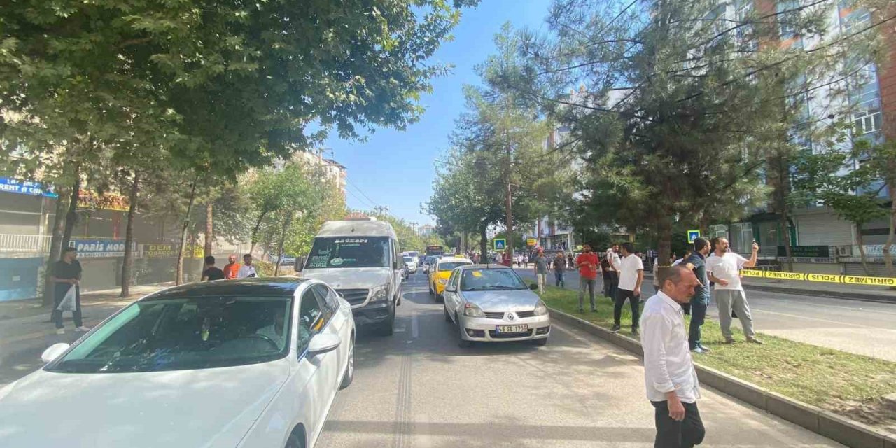 Diyarbakır’da çöken binadan oluşan toz bulutu araç trafiği oluşturdu