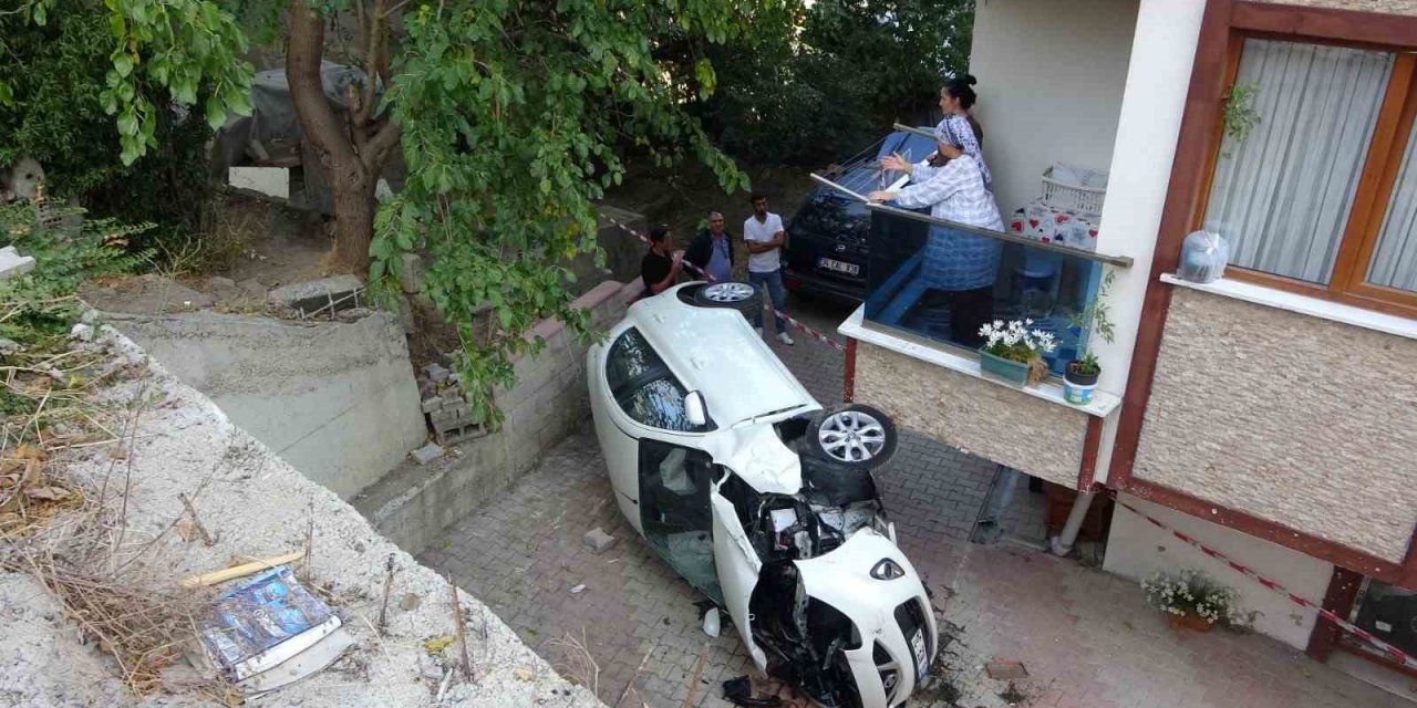 Çekmeköy’de otomobilin apartman boşluğuna düştüğü kaza kamerada