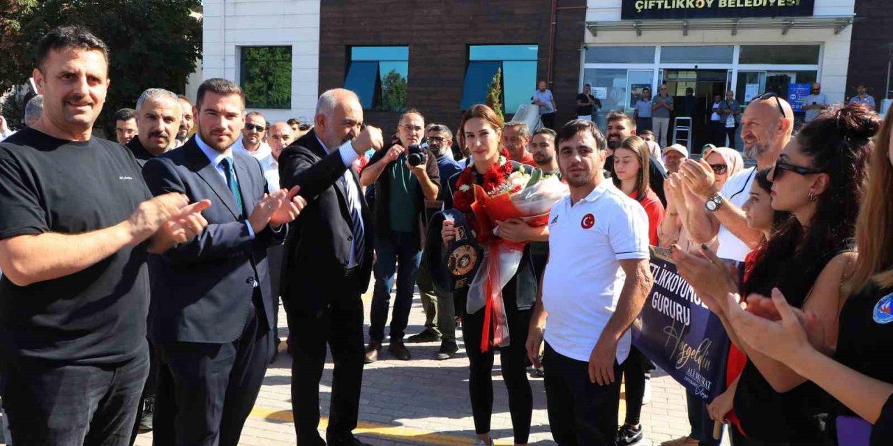 Dünya şampiyonu Çavuşoğlu, Yalova’da coşkuyla karşılandı