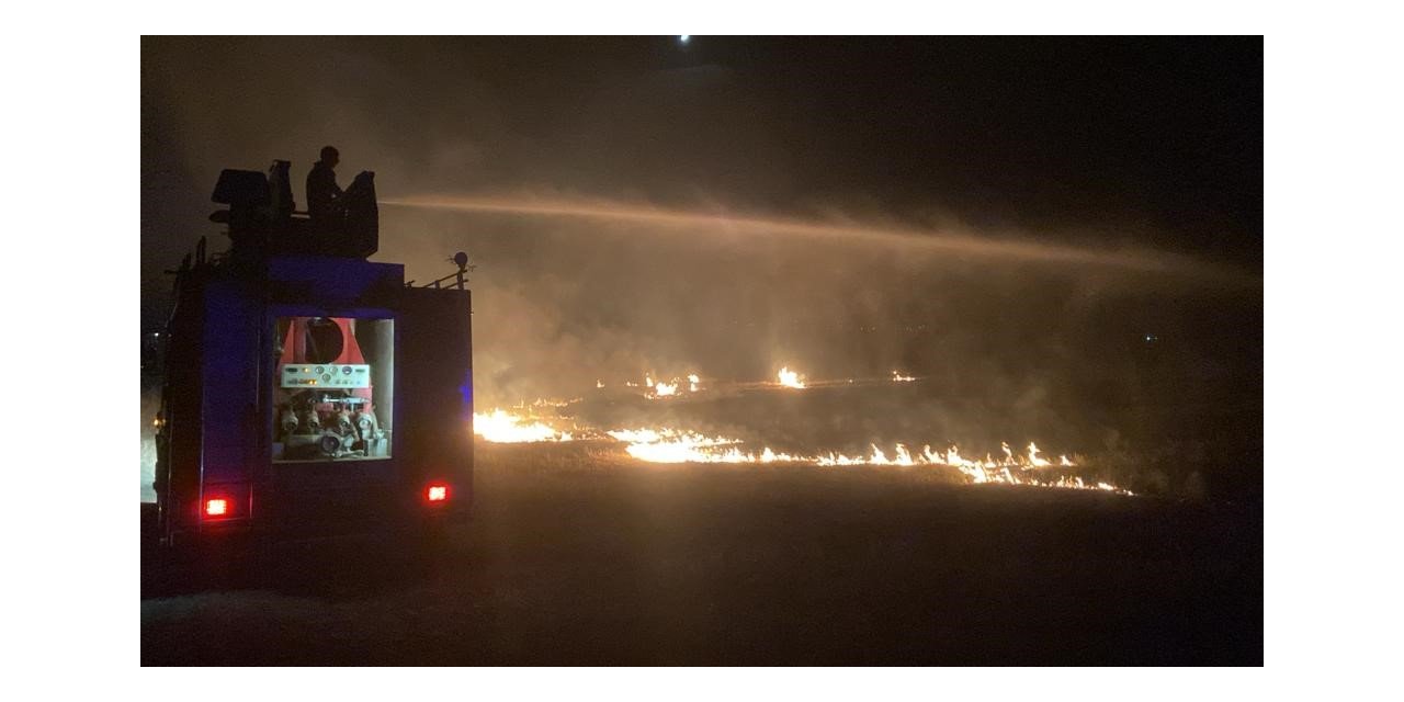 Otluk arazide çıkan yangın geceyi aydınlattı