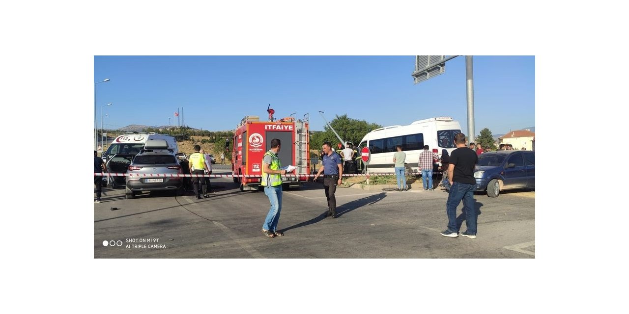 Kontrolden çıkan okul servisi, iki araca çarptı: 7’si öğrenci 8 yaralı