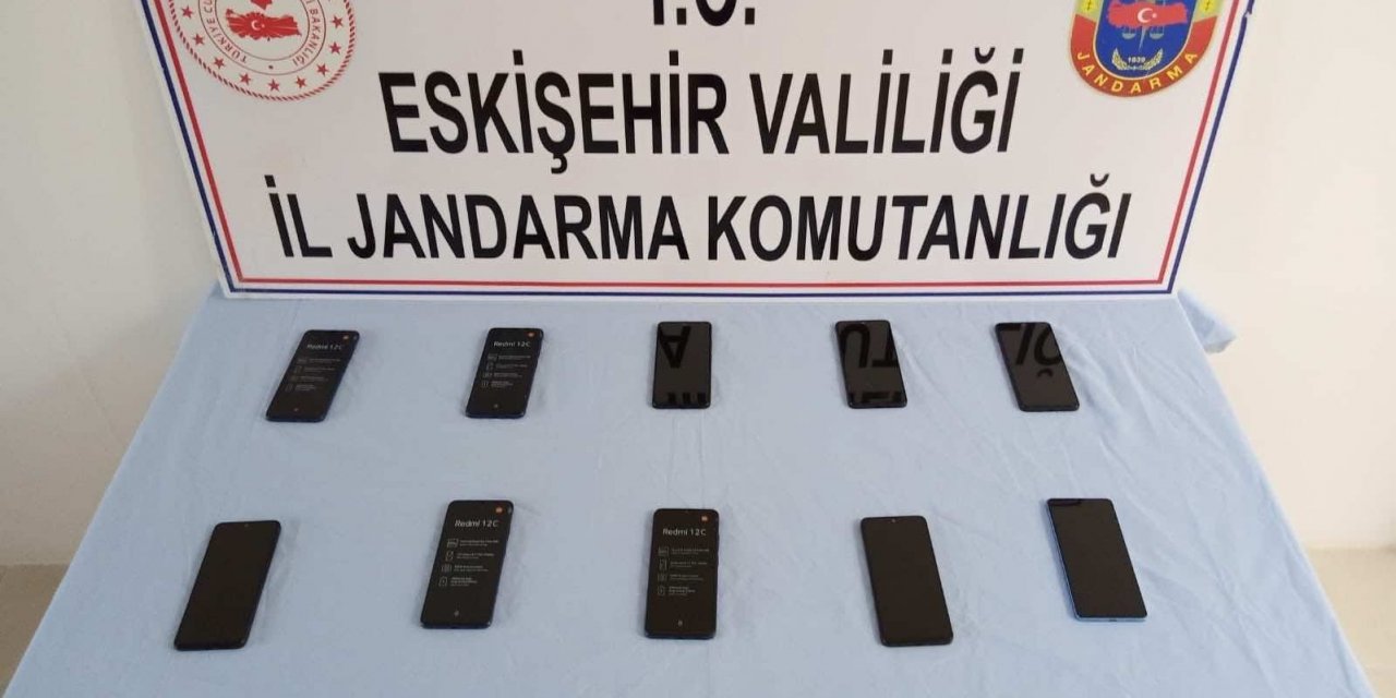 Kaçak cep telefonu satan şahıs yakalandı