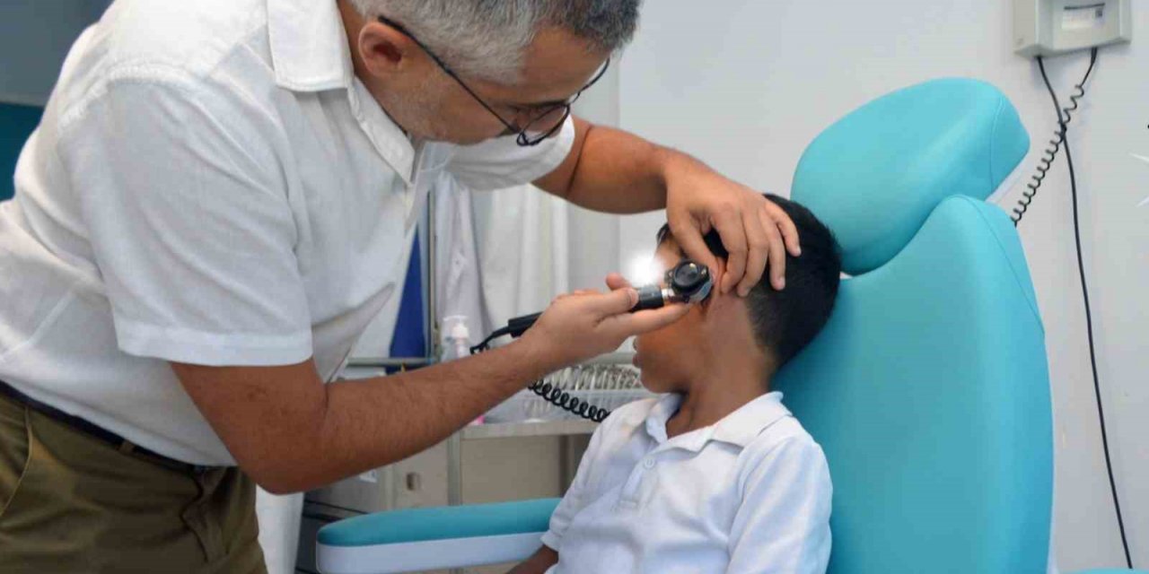 Uzun süre kulaklıkla müzik dinlemek işitme kaybına neden oluyor