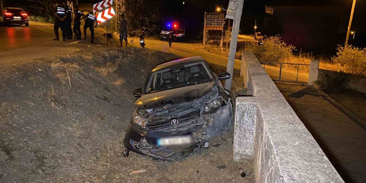 Alkollü sürücü virajı alamayarak şarampole uçtu, mahalle sakinleri önlem alınmasını istiyor