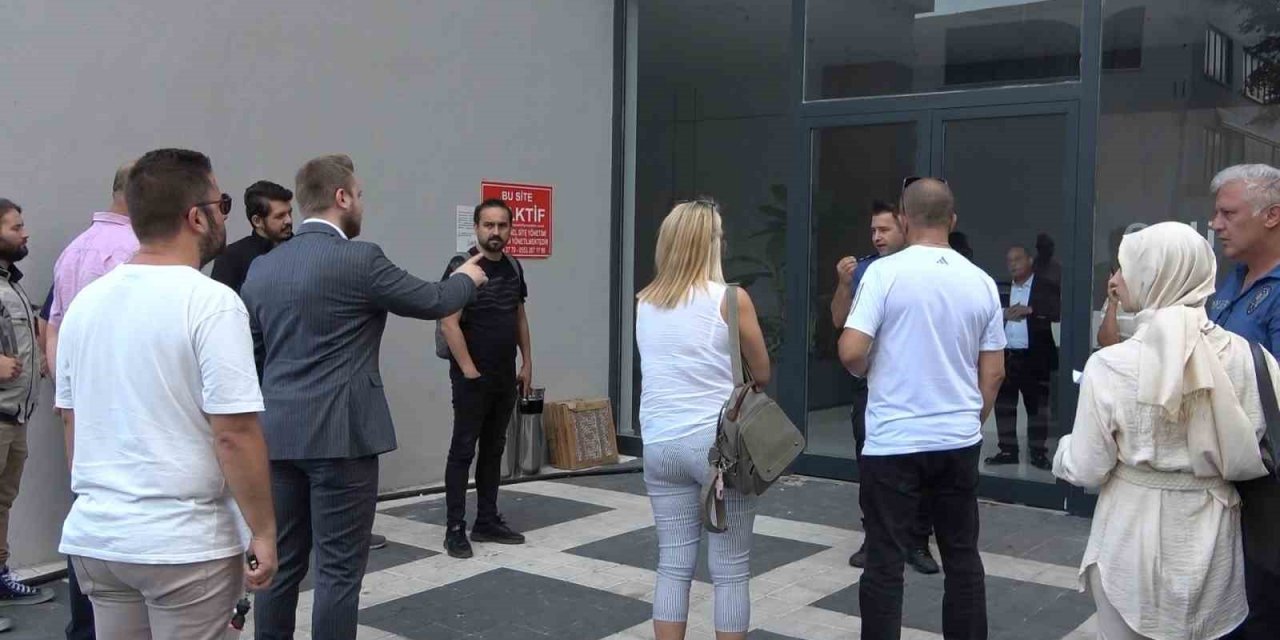 İş merkezinde 83 ofise elektrik şoku...14 katı yürüyerek çıkıyorlar