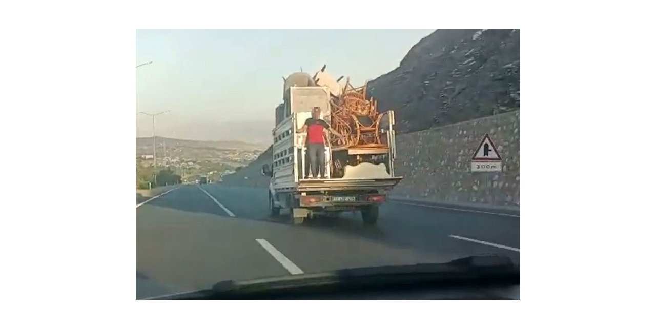 Eşya yüklü kamyonetin arkasında tehlikeli yolculuk