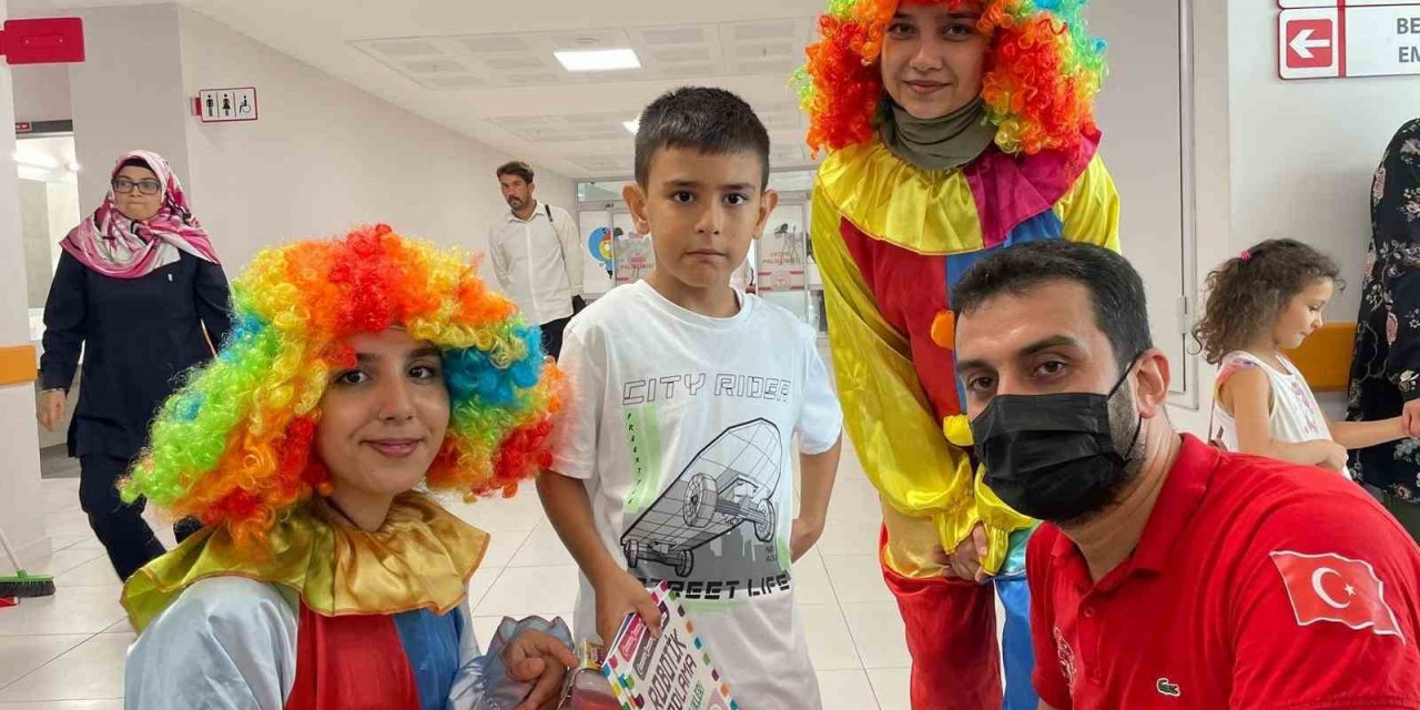 Hastane tedavi gören çocuklara gönüllü gençlerden moral etkinliği