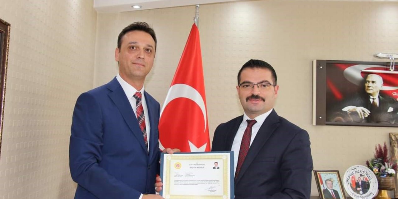 Şuhut’ta gayretli Kaymakamlık personelleri başarı belgesiyle ödüllendirildi